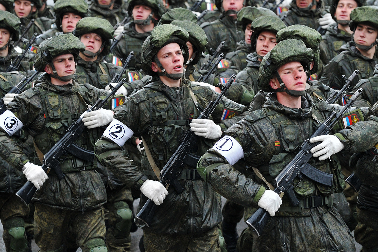Pripadniki ruske vojske med generalko za vojaško parado ob dnevu zmage v Novočerkasku.