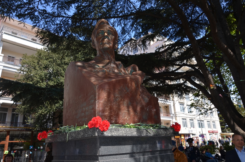 The city head, Andrei Rostenko, said at the unveiling ceremony that Yalta continues to hold the former president in high regard and called him "the greatest man."