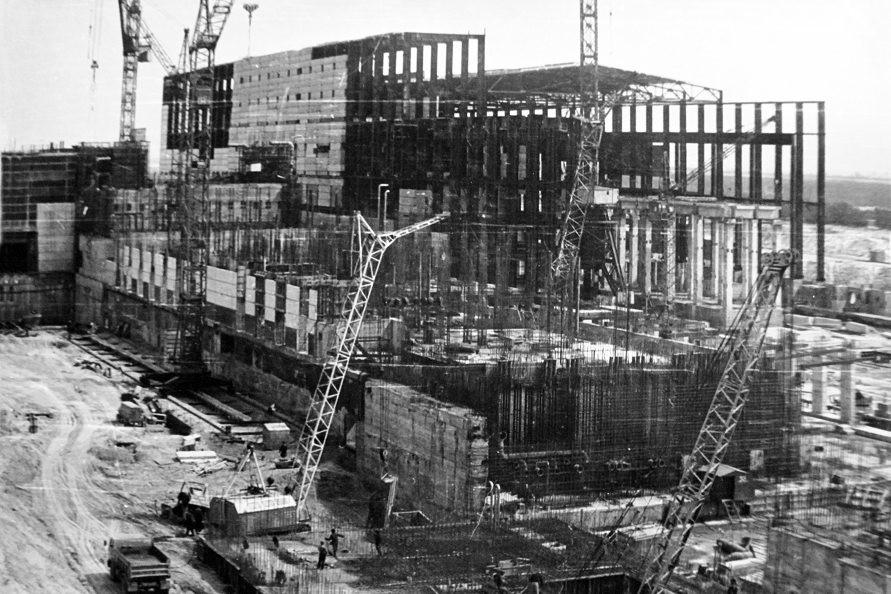 Pembangunan PLTN Chernobyl Vladimir Lenin dan ‘Kota Atom’ Pripyat dimulai pada tahun yang sama, yaitu pada 1970.