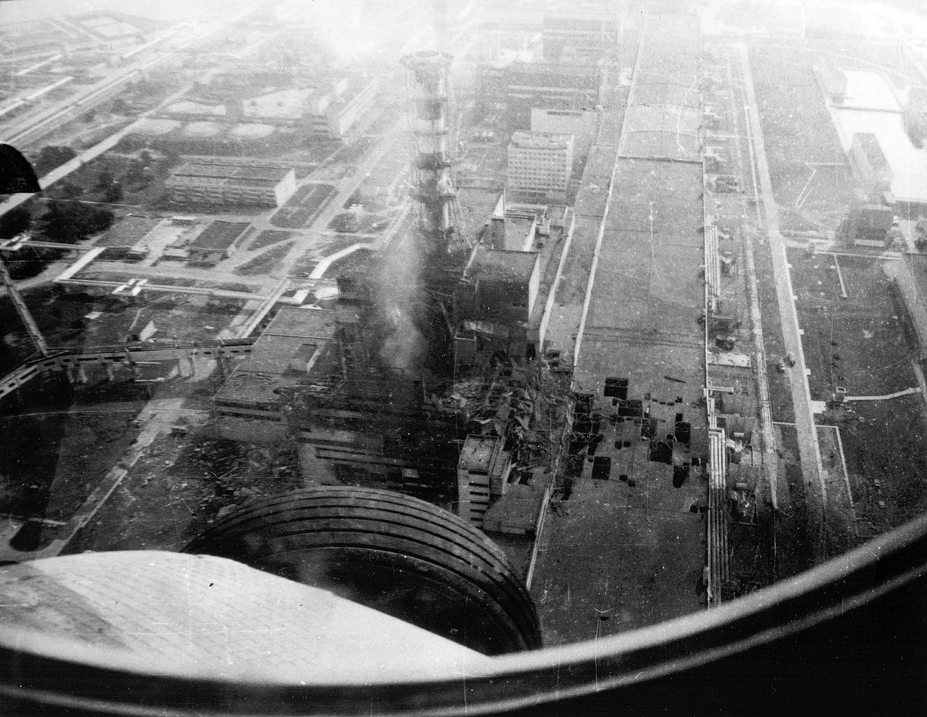 　爆発によって破壊された4号炉は、特別のコンクリート製の「石棺」によって閉鎖され、残りの3つの原子炉では、放射能の除染が実施された。