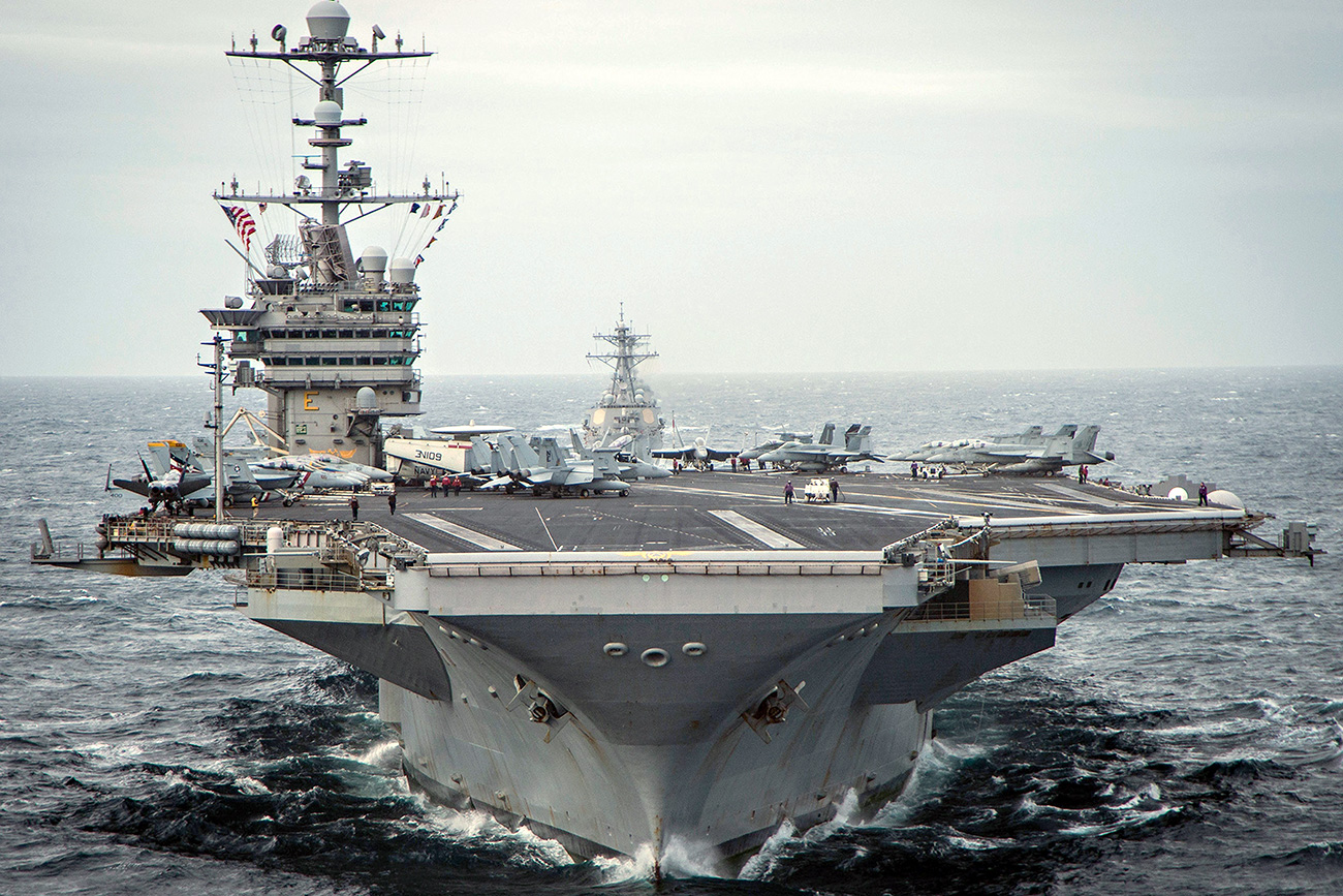 Носачот на авиони на воената морнарица на САД од класата Нимиц - „Џорџ Вашингтон“ предводи група бродови во формација за време на воената вежба UNITAS 2015