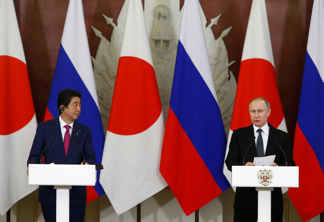 Pútin (dir.) e Abe durante coletiva após encontro bilateral no Kremlin