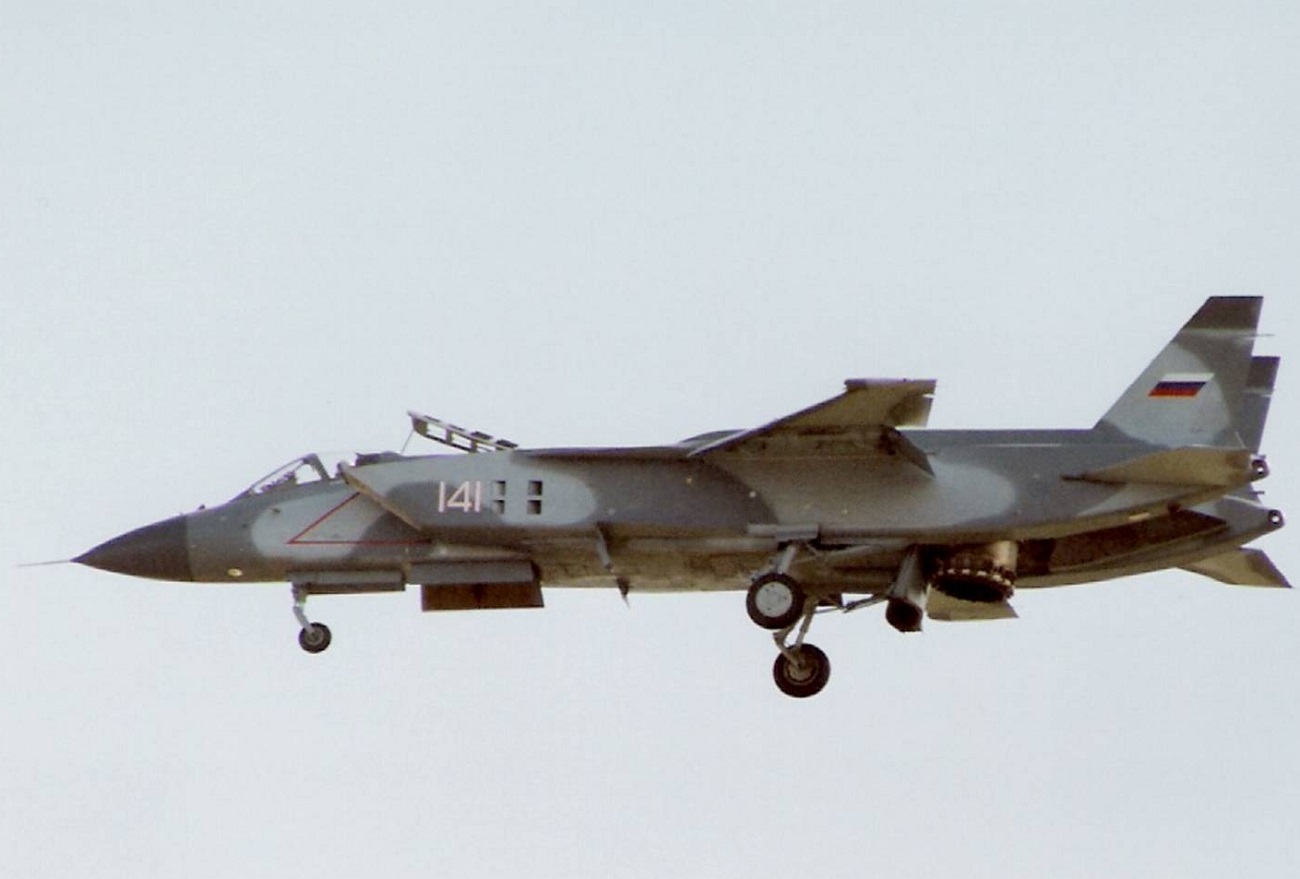 Tidak banyak jet tempur yang mampu menyamai kualitas lepas landas dan pendaratan vertikal dari Yak-141 milik Uni Soviet dan F-35B milik AS.