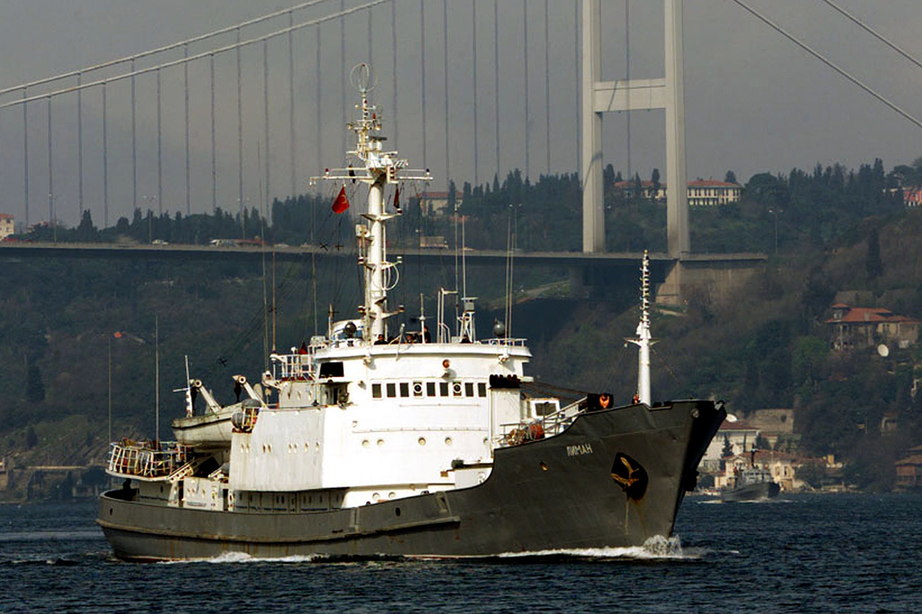The Russian intelligence ship Liman sails past the Bosphorus Bridge in 1999. Source: Reuters