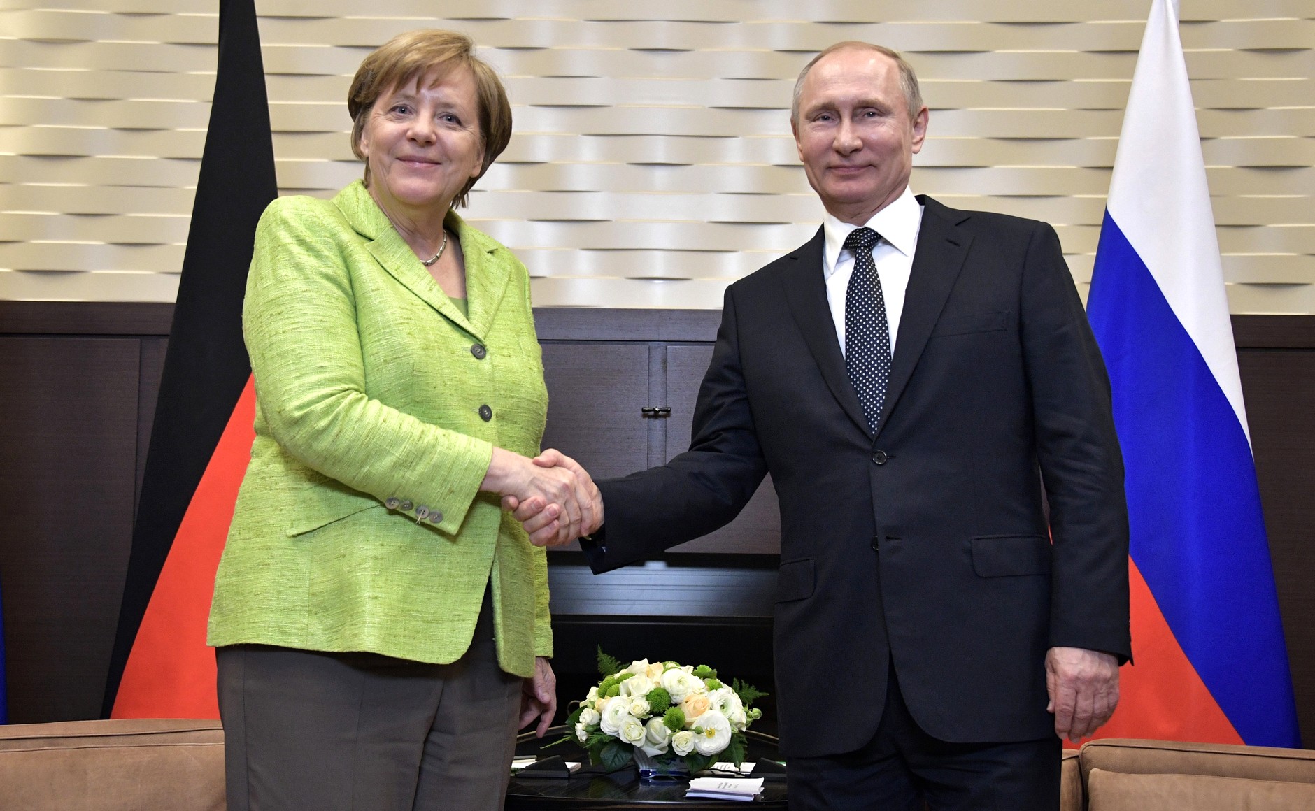 Kanselir Jerman Angela Merkel (kiri) dan Presiden Rusia Vladimir Putin.
