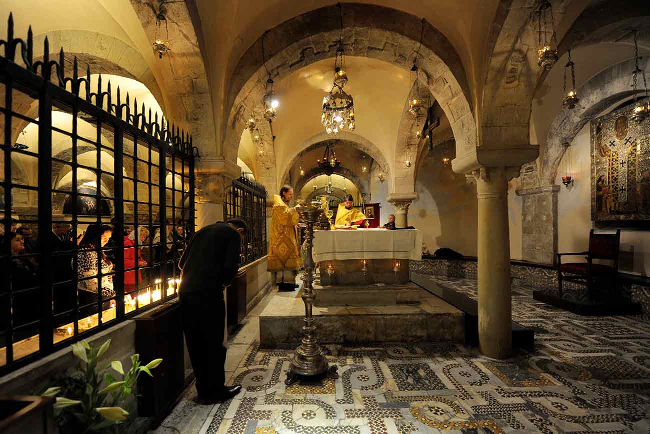 Bispo ortodoxo Egorievsk Mark celebra missa dentro da cripta da igreja de São Nicolau, em Bari, em março de 2009