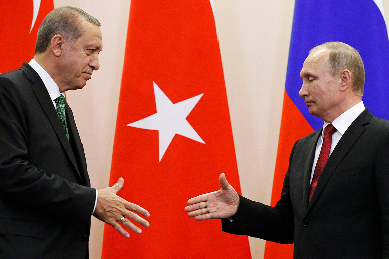 Russian President Vladimir Putin shakes hands with his Turkish counterpart Tayyip Erdogan during a news conference following their talks in Sochi, Russia, May 3, 2017. 