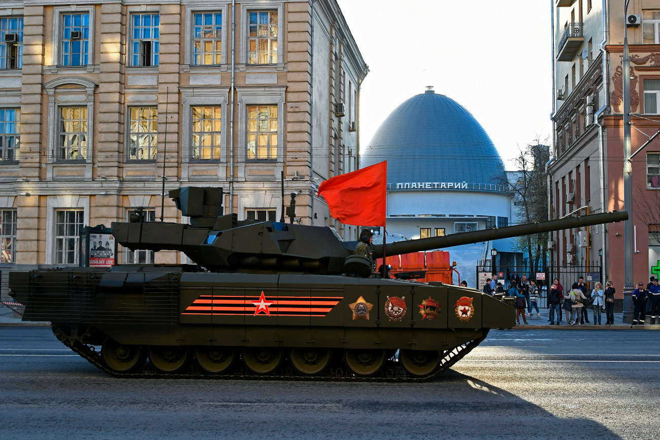 Više od 10 tisuća ljudi i više od sto jedinica vojne tehnike marširalo je ulicama glavnog grada i Crvenim trgom u noći 4. svibnja.