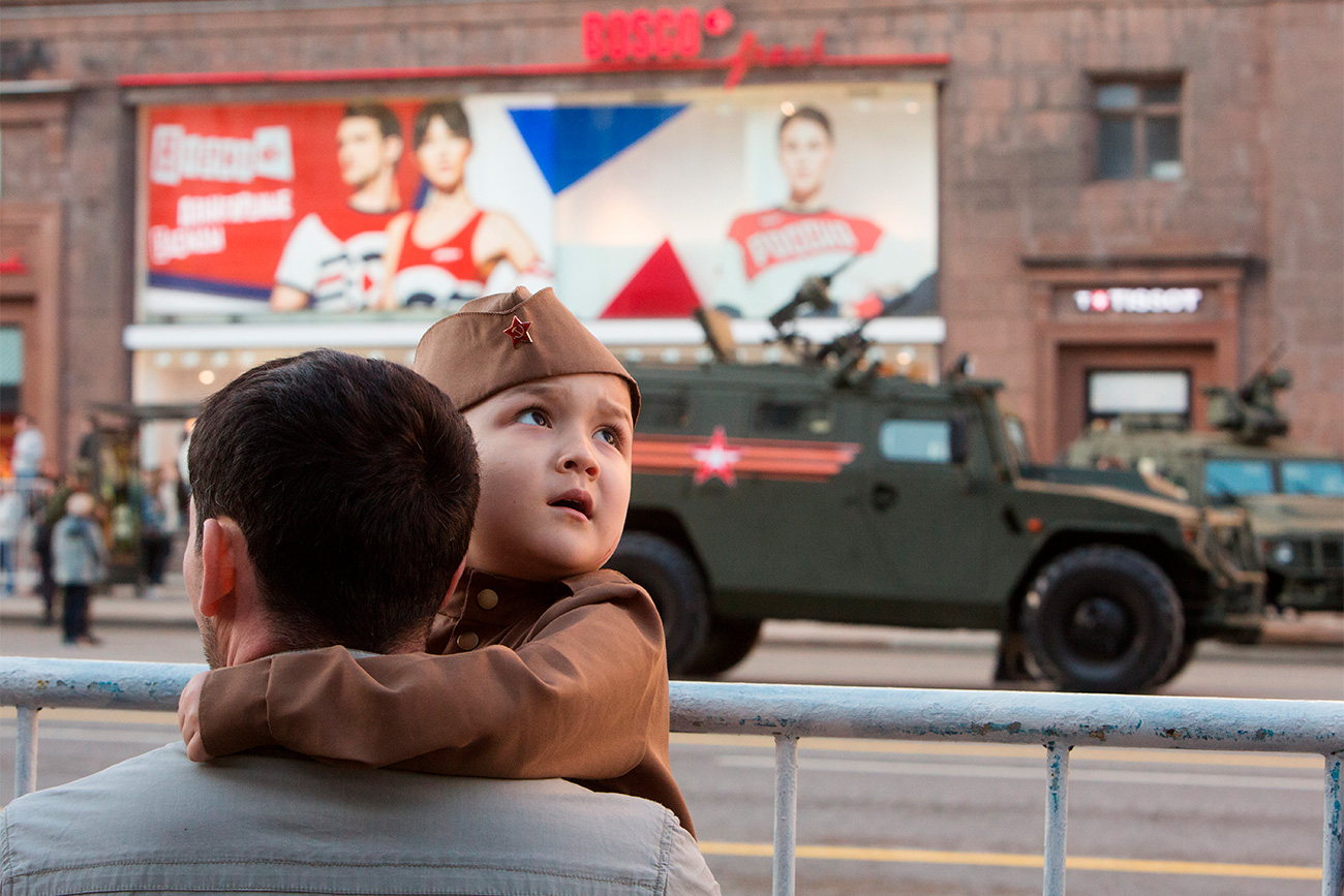 La répétition du défilé en Russie est une opportunité unique pour les parents de montrer les véhicules militaires en action à leurs enfants.