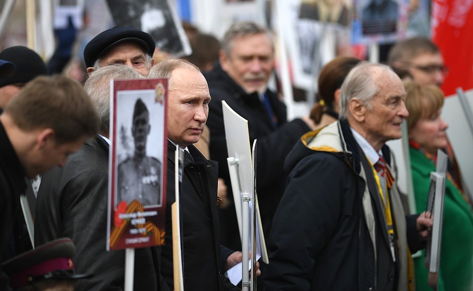 Putin na shodu "Nesmrtnega polka" ob Dnevu zmage 9. maja.
