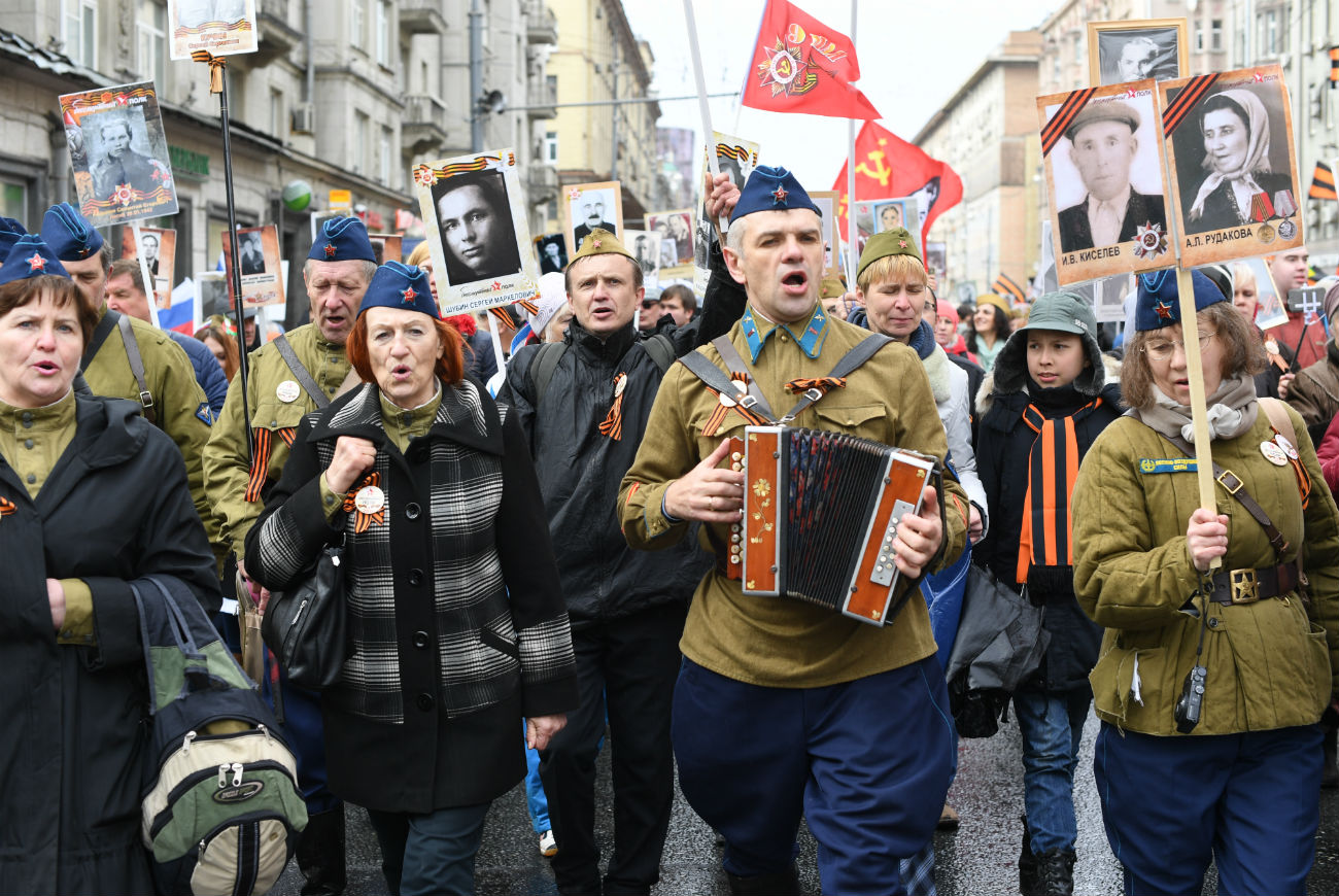 Nonostante il tempo freddo e uggioso, a Mosca si sono riunite oltre 850.000 persone: un vero e proprio record per la marcia del Reggimento Immortale  