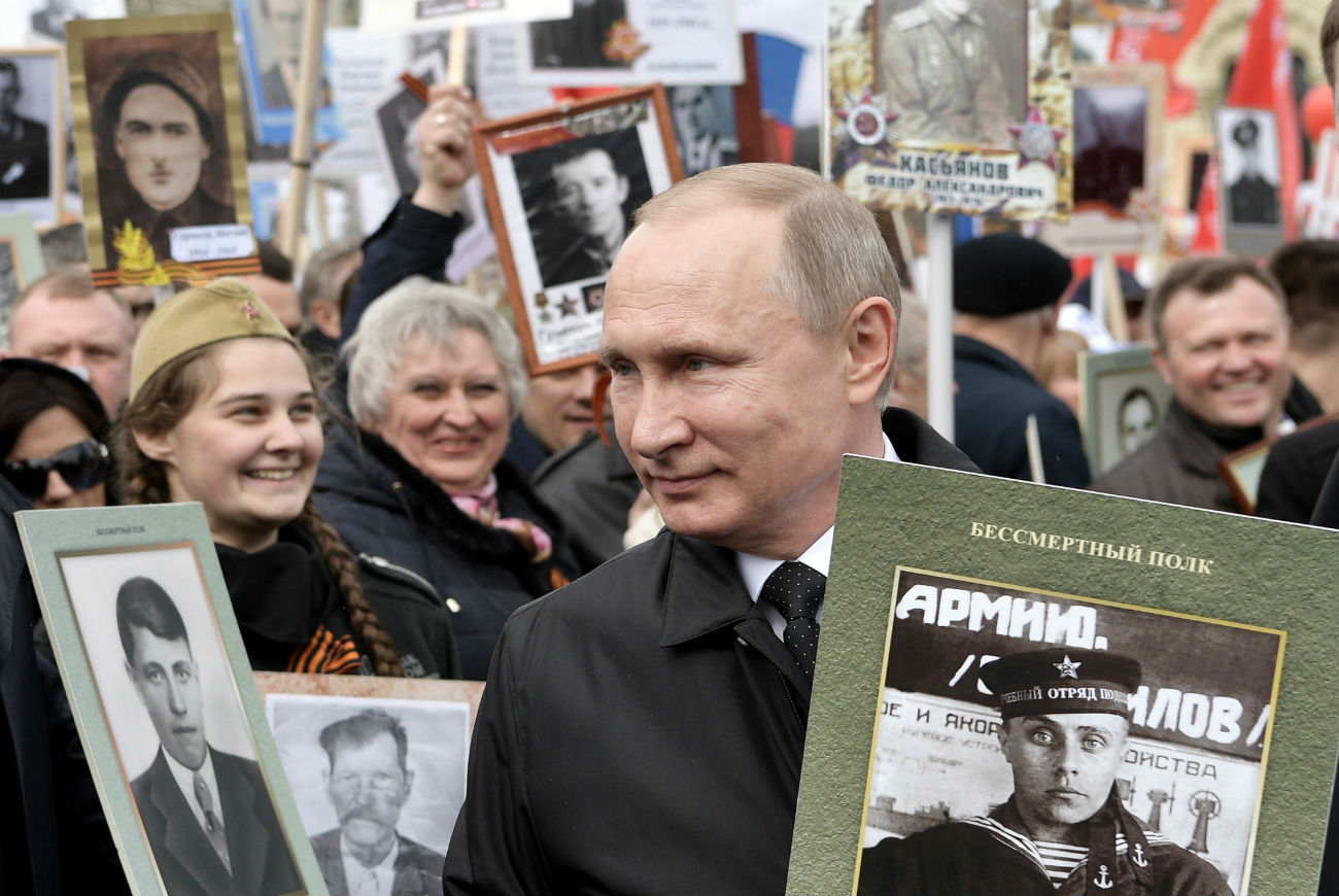 Le président russe Vladimir Poutine a participé à la marche pour la troisième année consécutive. Comme les années précédentes, il s’est joint à l’action sur la place Rouge portant dans les bras le portrait de son père.