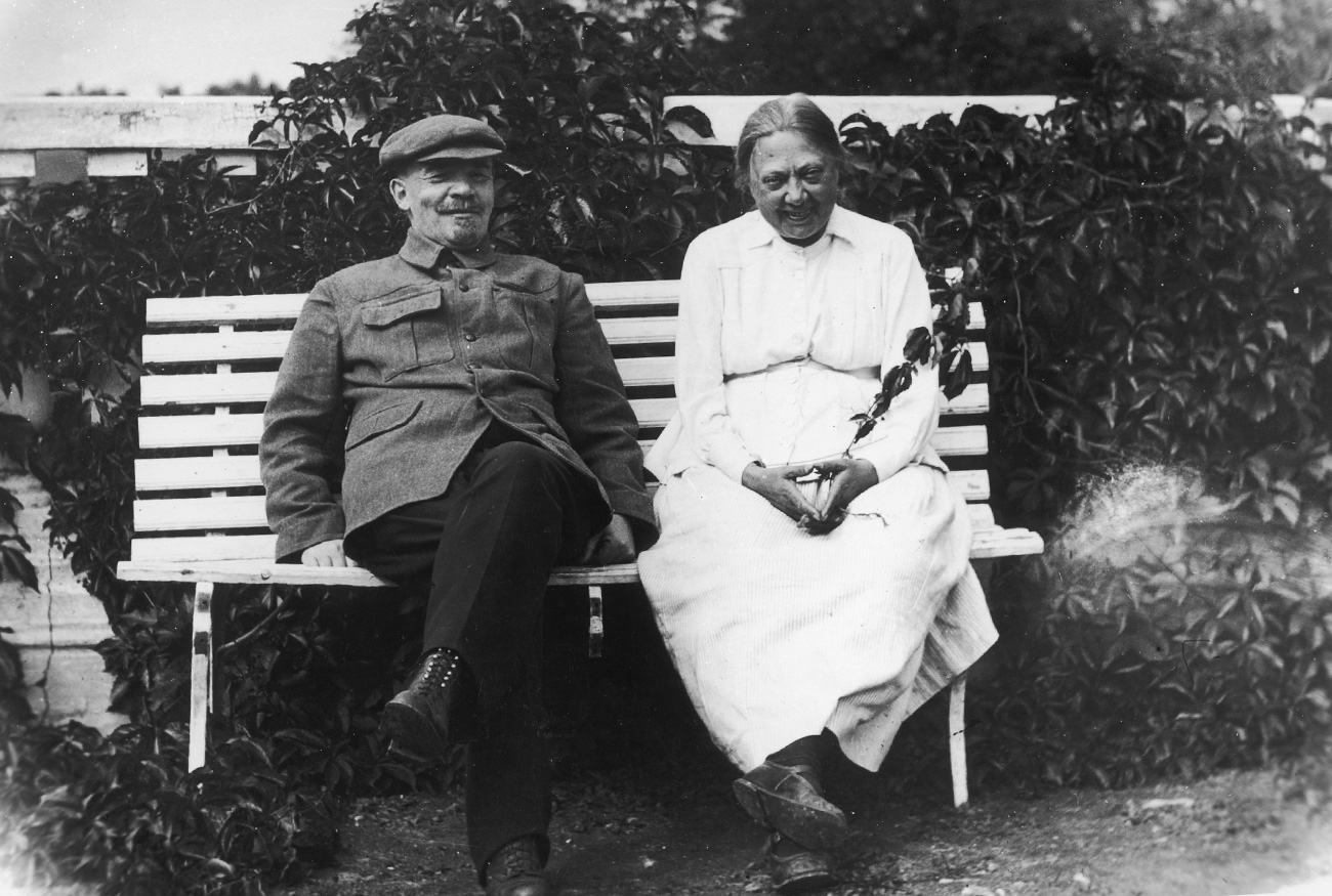Nadjeschda Krupskaja mit ihrem Mann Wladimir Lenin 1922 in seiner Residenz in Gorki, rund 40 Kilometer von Moskau entfernt. Zwei Jahre später starb der Staatsmann.