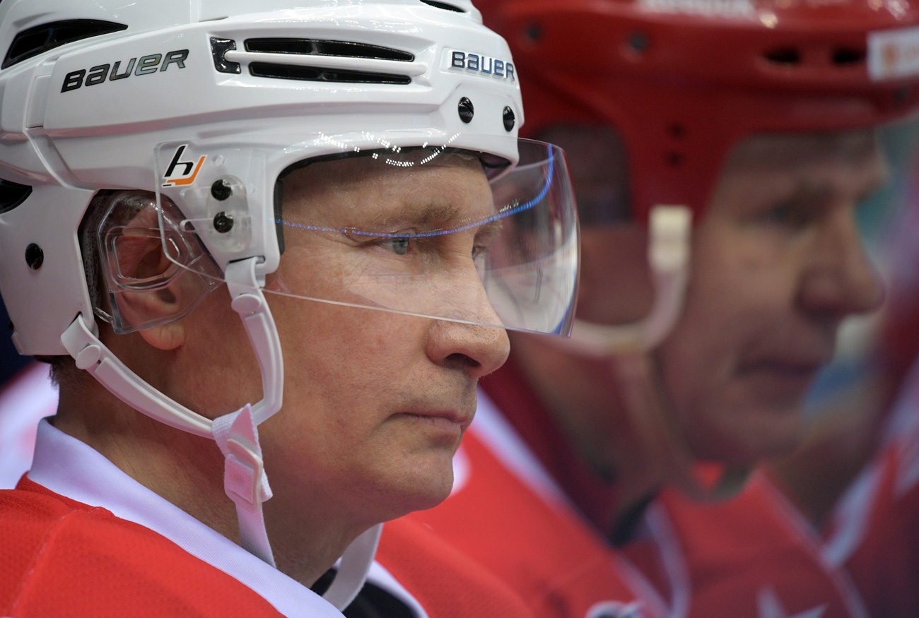 Presiden Rusia Vladimir Putin dalam sebuah pertandingan gala olahraga hoki di Sochi pada Mei 2017.