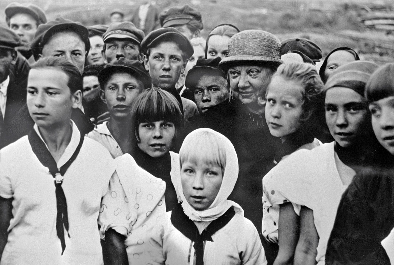 Krupskaja in pionirji. Odkar so boljševiki leta 1917 prevzeli oblast, se je ukvarjala z vprašanji izobraževanja ljudstva in vzgoje otrok.