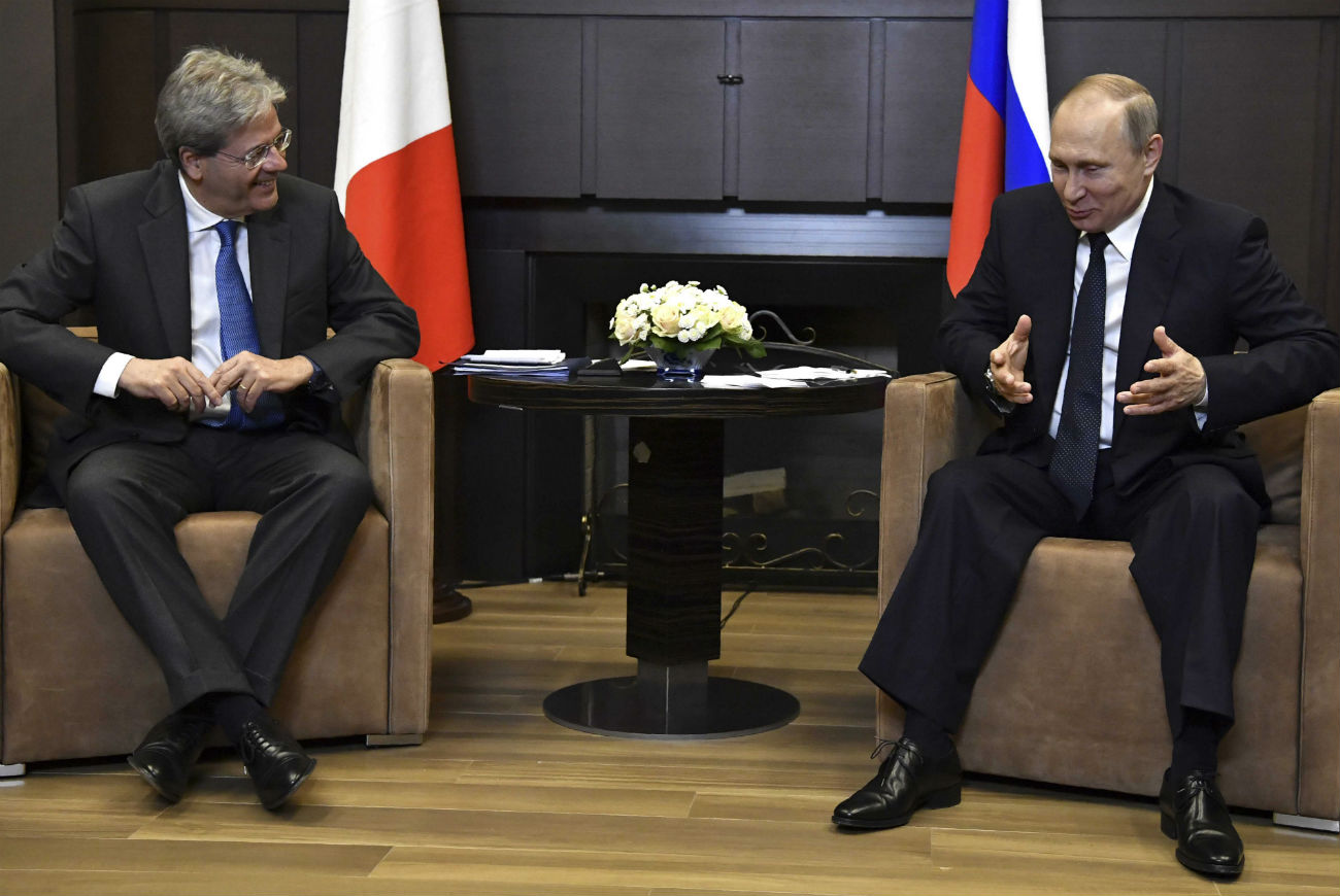 Il premier italiano Paolo Gentiloni, a sinistra, con il Presidente russo Vladimir Putin a Sochi. 