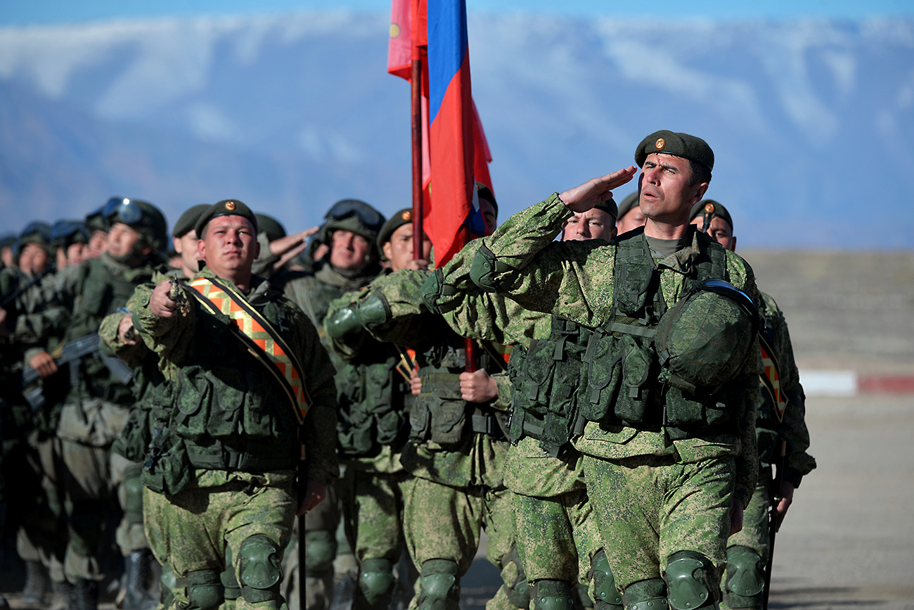 Russische Soldaten nehmen 2016 an Militärübungen der OVKS auf der Militärbasis "Balychtschi" in Kirgisistan teil. 