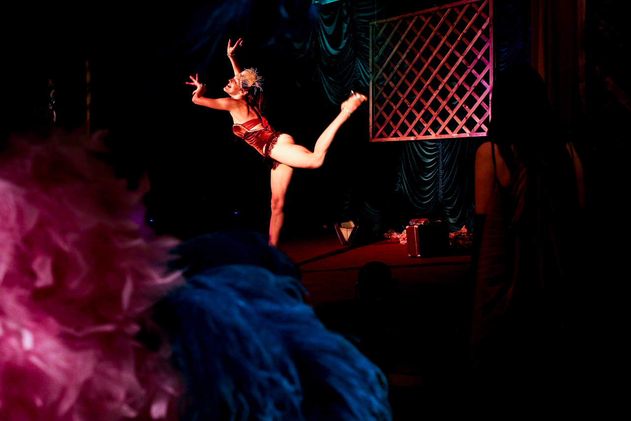 Agneta Linchevskaya, burlesque performer, states: “It’s a mix of contemporary ballet, elegant strip plastique, neo-burlesque, cabaret and retro choreography”. It speaks for itself, doesn't it?