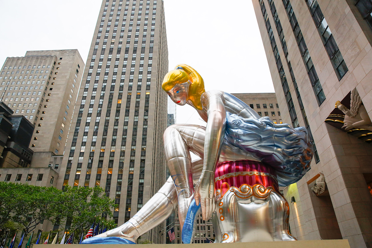 La escultura "Bailarina sentada" de Jeff Koons enfrente del Rokfeller Centre en Nueva York, 2017.