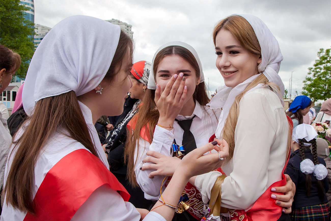 In Islamic regions of Russia, on this special day girls wear white headscarves, instead of traditional bows.