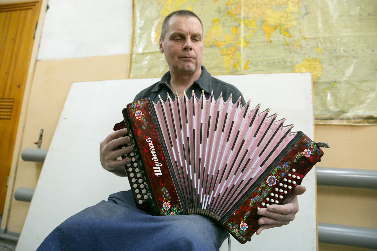 Usually a standard drawing is applied, but custom-made instruments can be encrusted with precious stones, for instance. Souvenir versions often depict stories from Russian fairy tales.