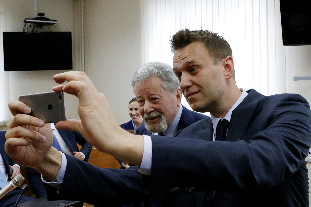 Naválni faz selfie com o advogado de Usmânov, Guênrikh Pádva, durante audiência.
