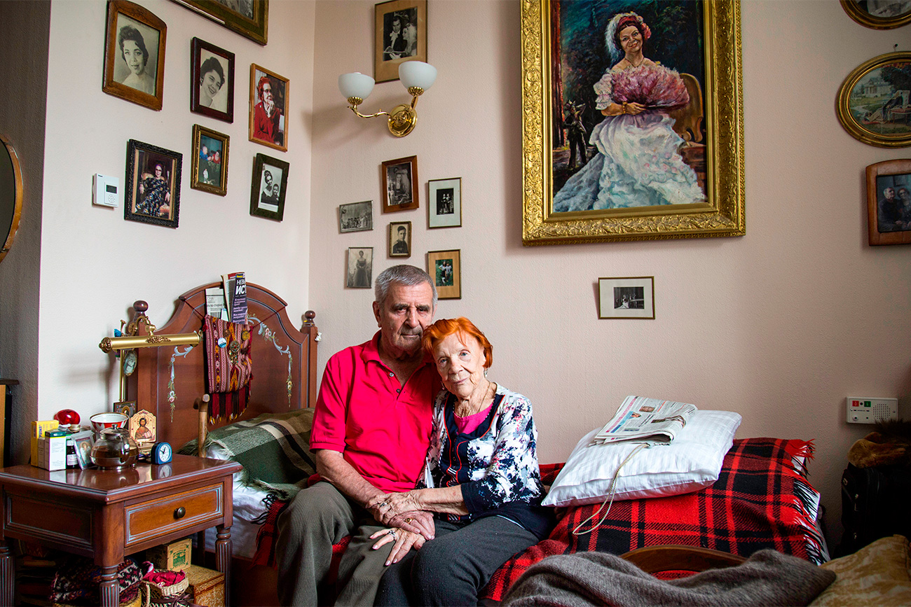 Nina Shumskaya, 89 anni, e Valentin Pautov, 89 anni, si conoscono fin da quando erano bambini. Vivevano entrambi in Turkmenistan ma all’epoca non si frequentavano. Nina ha intrapreso la carriera di cantante d’opera mentre Valentin è diventato attore. Si sono ritrovati a 69 anni