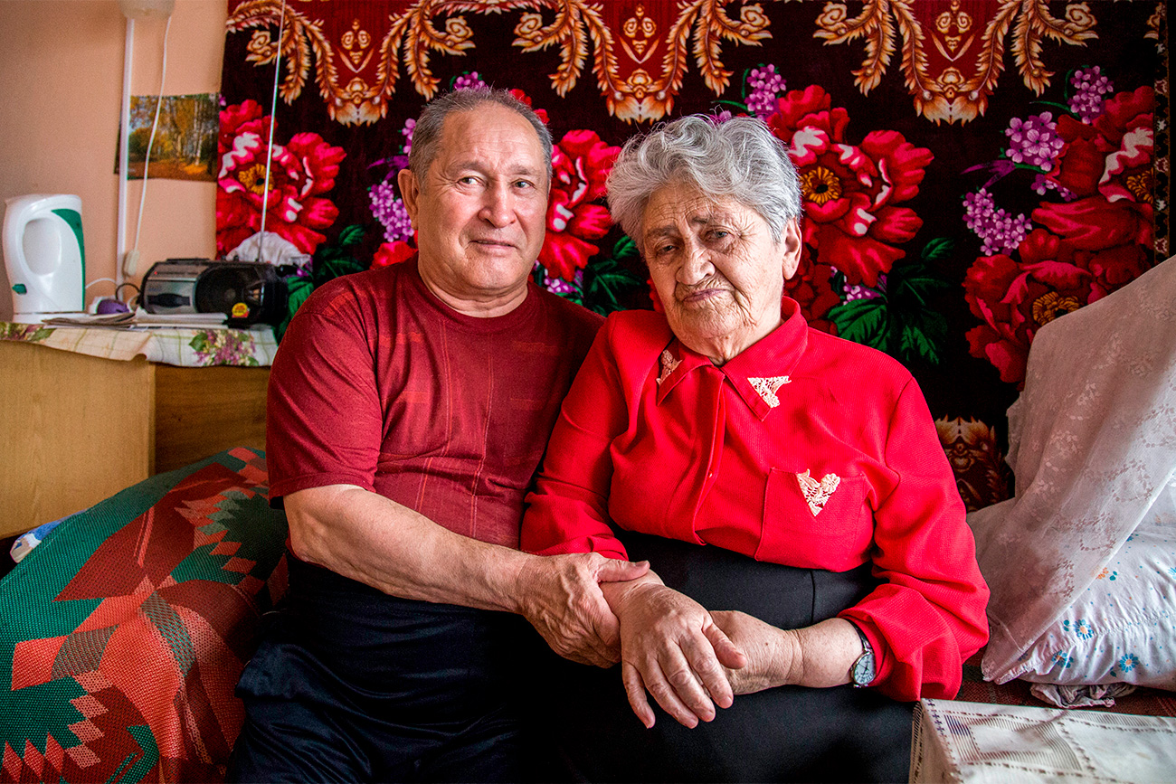 Aleksandra Sbitneva, 80 anni, e Anatolij Shutov, 65 anni, si sono sposati 14 anni fa. Si sono conosciuti nel centro gerontologico di Smolensk. La coppia non ha alcun parente che venga a far loro visita e da quando ha perso totalmente la vista, Anatolij ha iniziato anche a perdere interesse per le lunghe passeggiate che prima facevano insieme