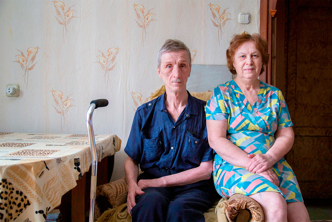Lubov Bravaya (65) and Anatoly Bravy (61) met 20 years ago. They had been working together at a plant. “When I started working here, female colleagues asked me if I had a husband or boyfriend and when I said no, they predicted that I would definitely meet somebody at work. They weren’t mistaken. I met Anatoly, who worked at the plant as a security guard,” says Lubov. After 20 years together, the couple decided to marry officially. It was the first marriage for Lubov and the second time for Anatoly.