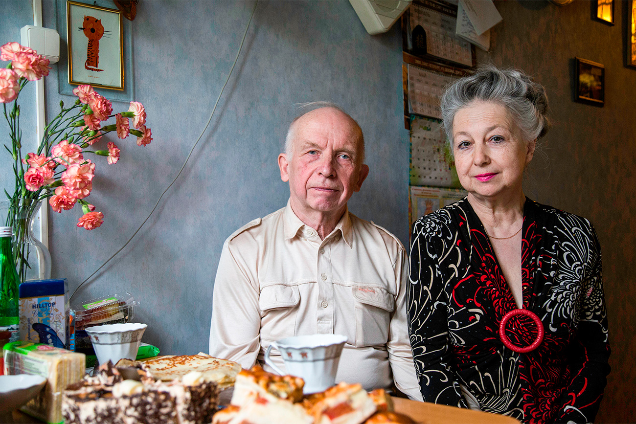 Пенсионер в 50 лет. Встреча пожилых людей. Российские пенсионеры. Пожилые супружеские пары. Пенсионерка 60 лет.