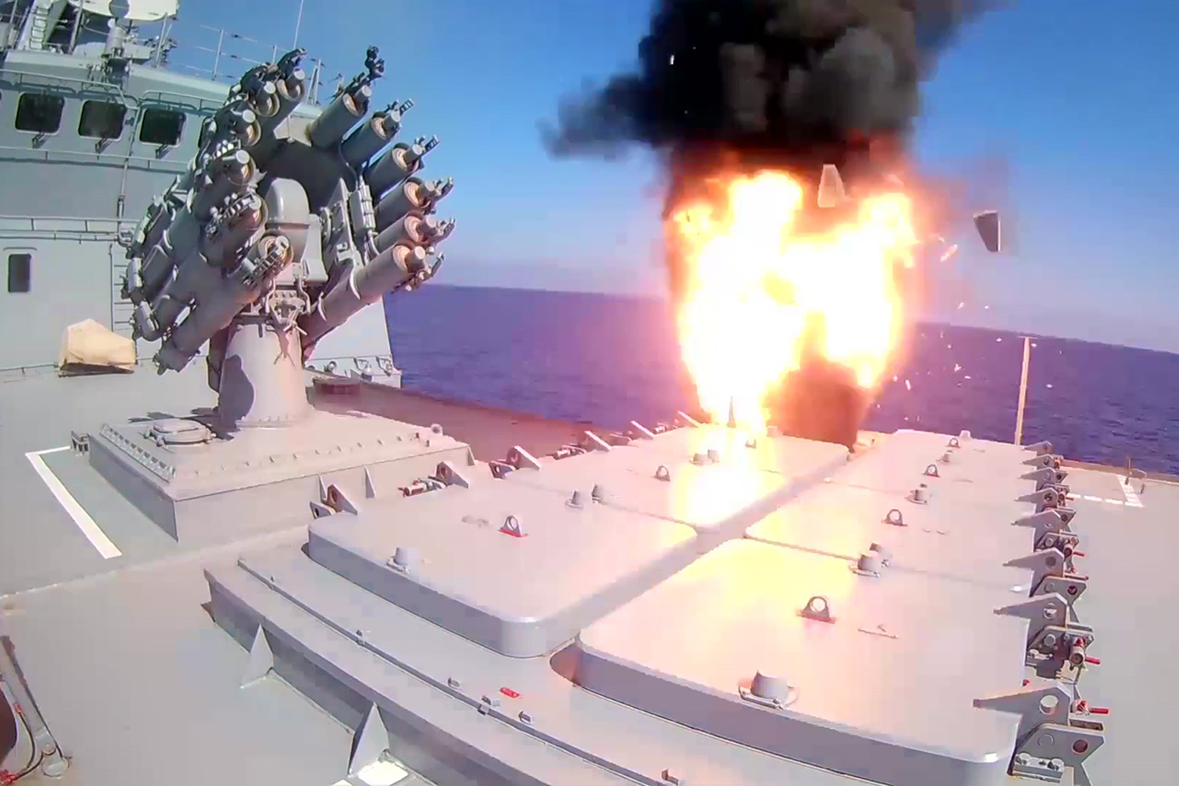 Russian frigate Admiral Essen launches Kalibr cruise missiles at ISIS facilities (the Islamic State international terrorist organization banned in Russia) near Palmyra. A screenshot of a video provided by the Defense Ministry. The image is a handout provided by a third party. Only for internal editorial use. Archiving, commercial use, including advertising, is prohibited.