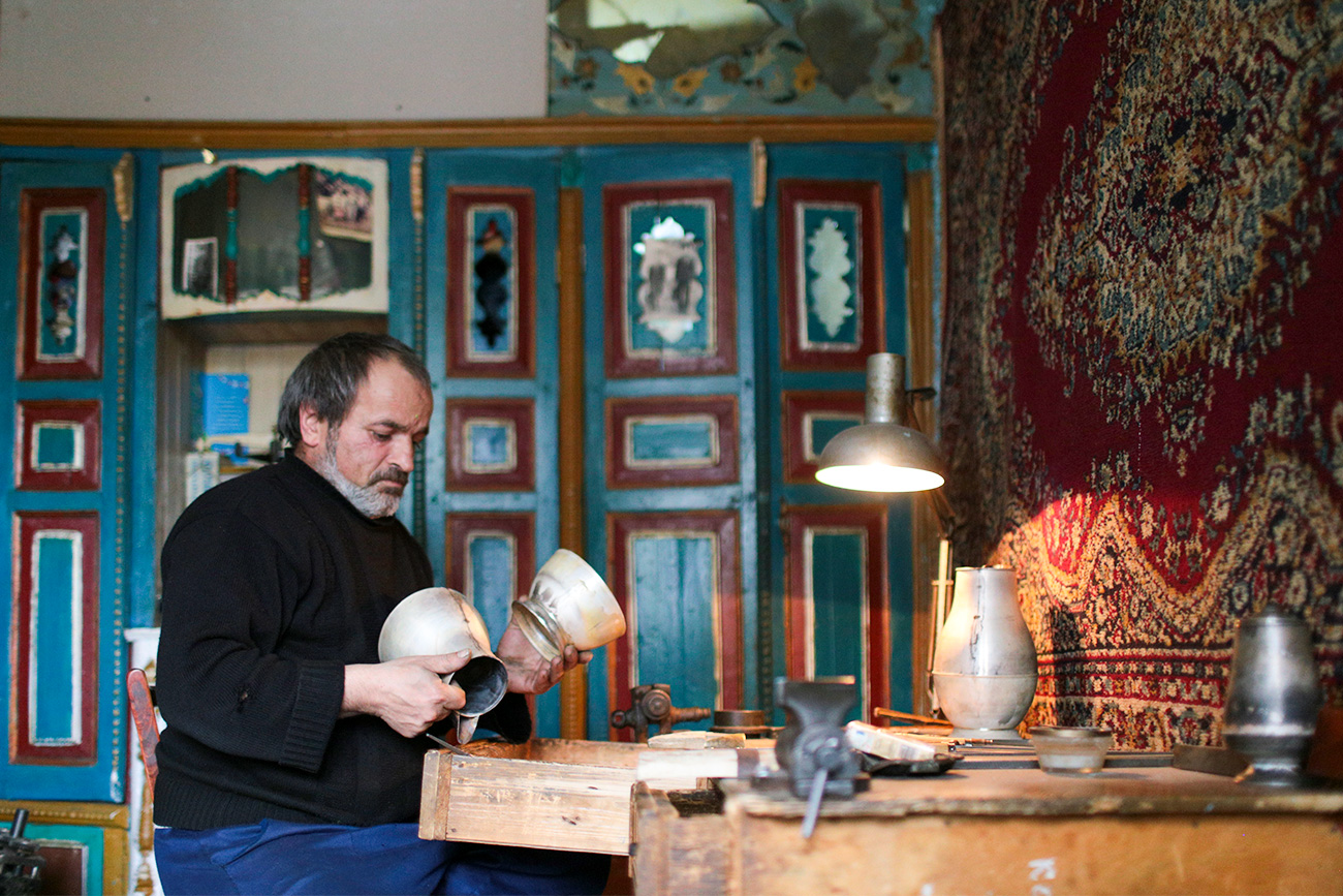 The goods produced by Kubachi craftsmen are popular across Dagestan and neighboring regions. 