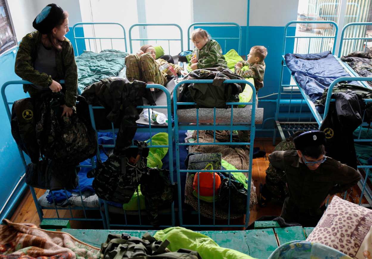 Mit zehn Jahren dürfen Kinder in Russland in eine Kadettenschule eintreten. Dann leben sie zusammen wie echte Soldaten, müssen aber nicht aller Lebensfreuden entbehren: Limo, Saft und Schocki sind in den Kasernen weiterhin erlaubt.