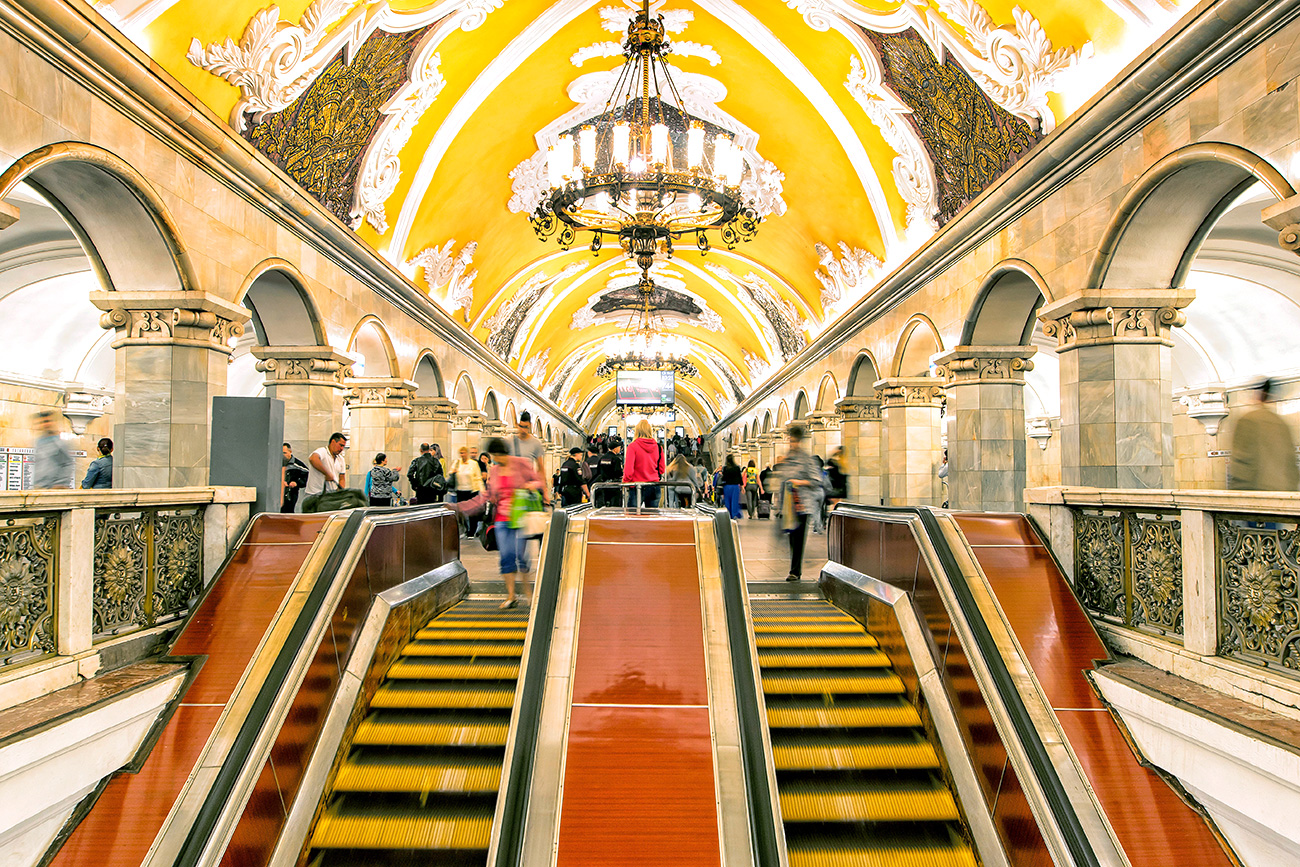 Komsomolskaya station was constructed to act as a type of “gateway” to Moscow.