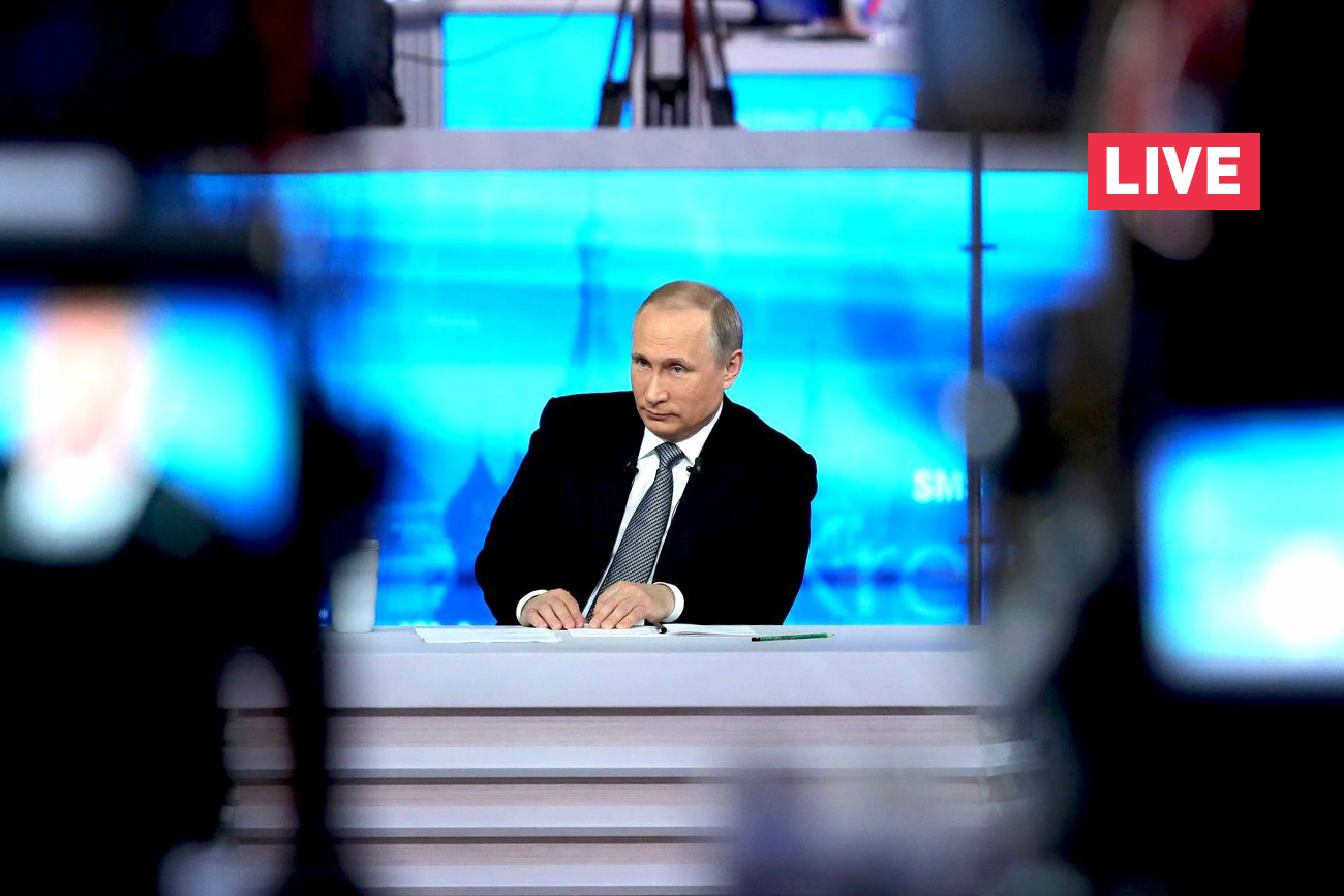 Presiden Rusia Vladimir Putin menjawab pertanyaan selama Sesi Tanya Jawab Tahunan.