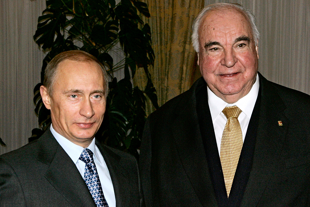 Presiden Rusia Vladimir Putin dan mantan Kanselir Jerman Helmut Kohl saat bertemu di Moskow pada 2006.