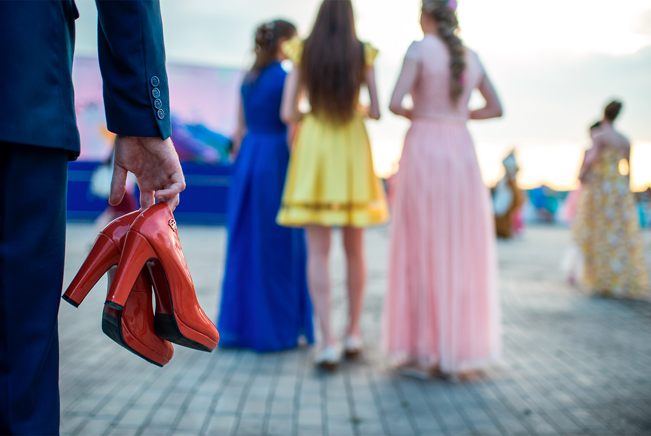 Even though government officials acknowledge that graduation parties have become too pompous and it is necessary to encourage schools to spend less, it is unlikely that such a downward trend will emerge. Those who can afford it will continue to do the best they can to make the prom night memorable for their children.