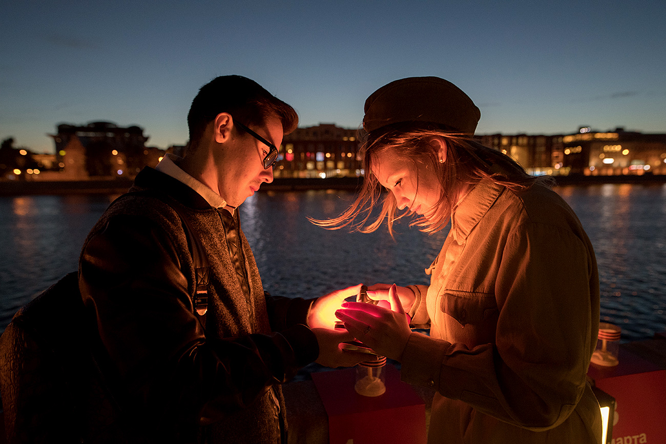 Participants in the Memory Line patriotic campaign light candles on the Krymskaya Embankment along the Moskva River to commemorate those who perished in the Great Patriotic War.