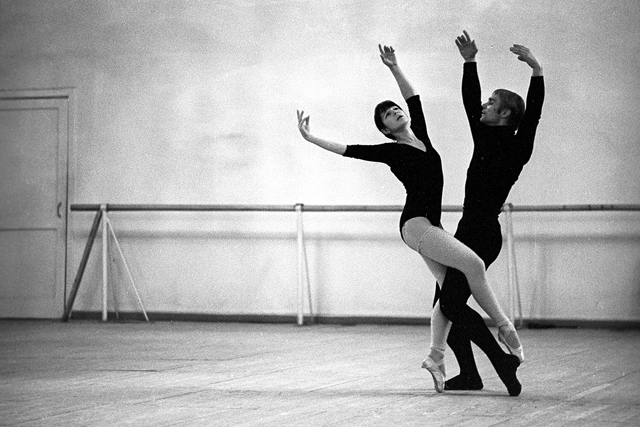 Bolshoi Ballet dancers Yekaterina Maximova and Vladimir Vasilyev rehearsing "Icarus", a 1971 ballet by the contemporary Russian composer Sergei Slonimsky