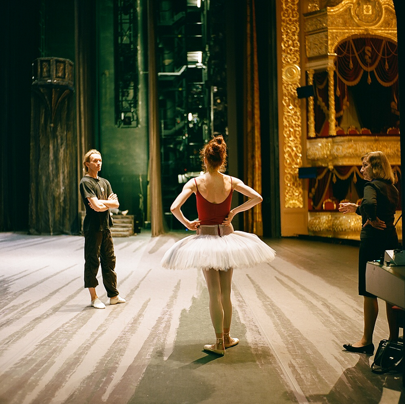 Balet se uči na Moskovskoj državnoj akademiji za koreografiju, koja se obično naziva Baletnom akademijom Boljšog teatra, i na Akademiji ruskog baleta Vaganov. Mnogi diplomanti kasnije nastupaju na prestižnim mjestima, poput Boljšog teatra i peterburškog Marijinskog teatra.