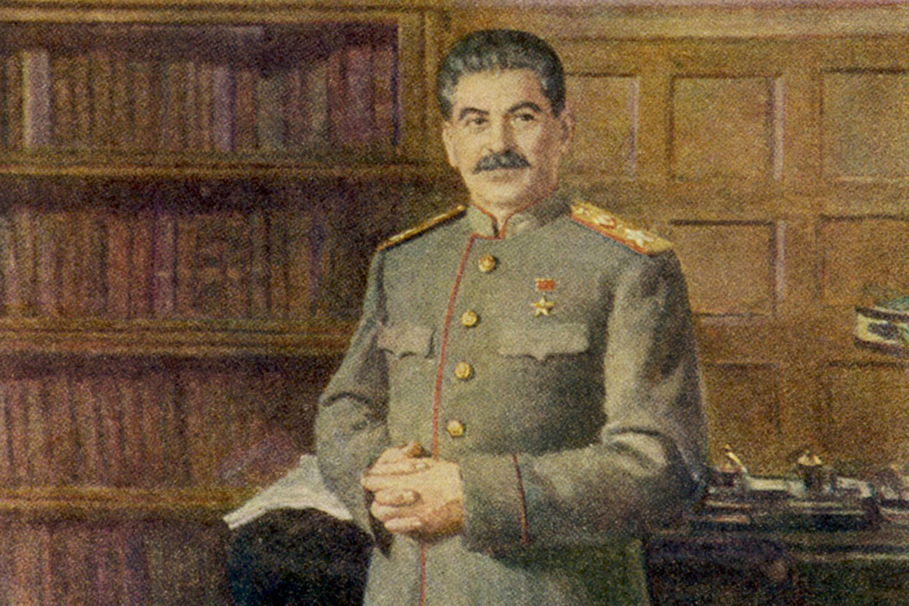 Iossef Stálin em seu gabinete, com o uniforme militar de Generalíssimo da URSS