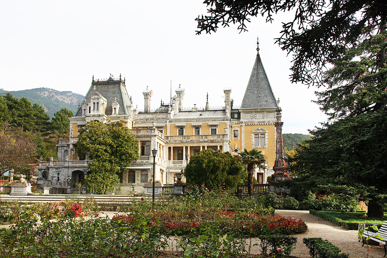 Fachada e jardim do Palácio Massandra