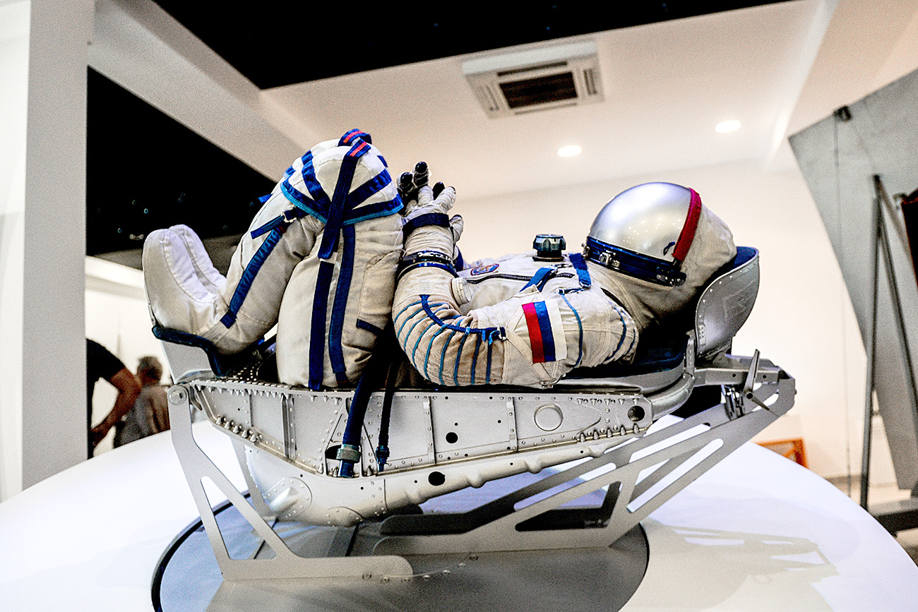 Un traje espacial Sókol- KB2, utilizado por el cosmonauta Yuri Lonchakov, en el Museo del Espacio de Samara.