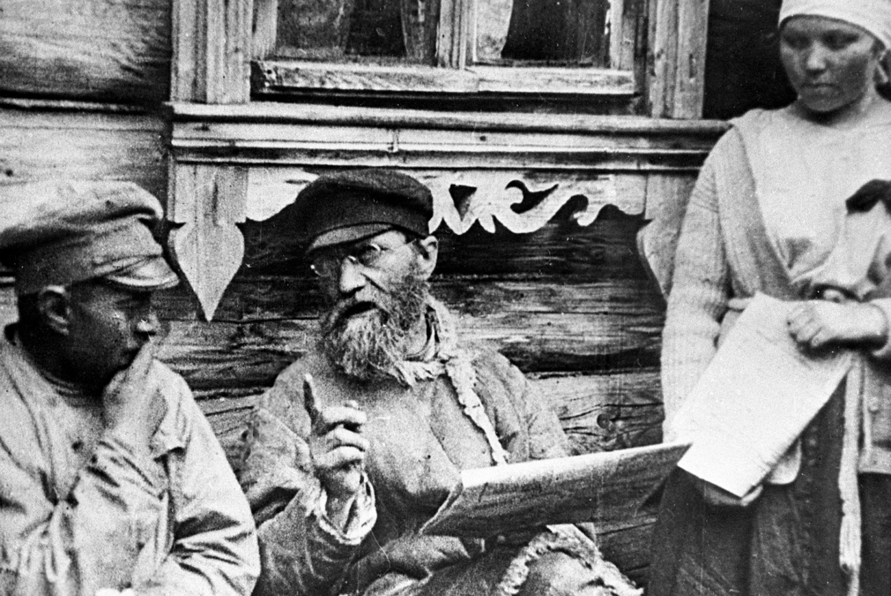 Peasants reading a newspaper which published Lenin's decrees on land and on peace. 06/10/1918