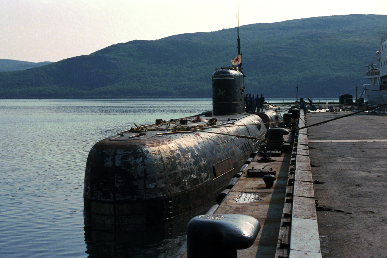 ZSSR, 28. junij 1989, jedrska podmornica po nesreči v glavni elektrarni pri privezu v pristanišču.