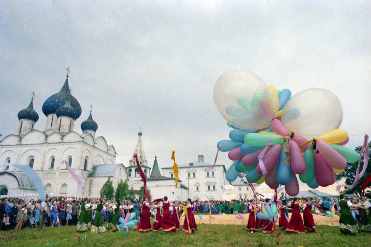 Festival Mentimun merupakan pesta rakyat tahunan paling populer dan terbesar di Suzdal untuk merayakan hasil panen mentimun sekaligus menyambut masuknya musim panas.