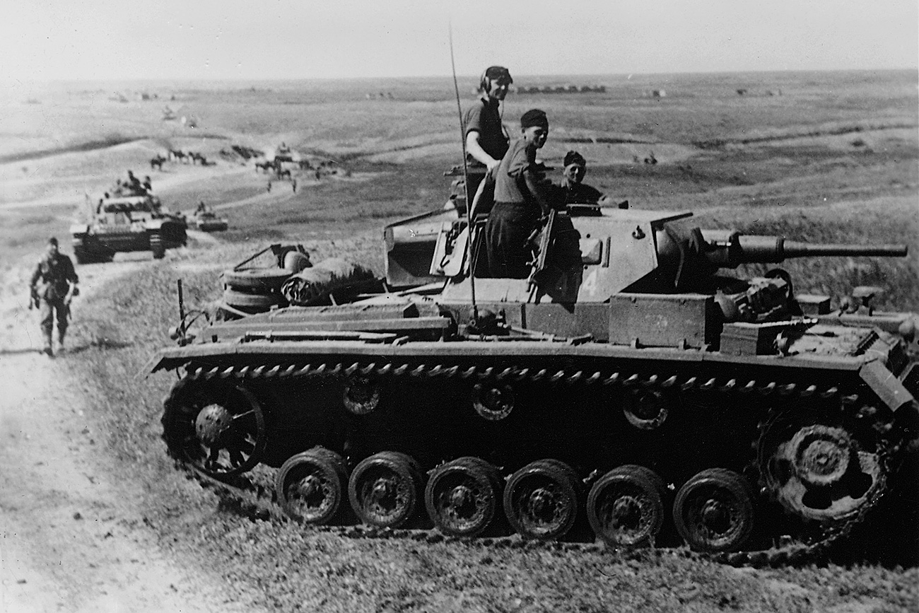Nemški vojaki in tank III med bitko za Rostov.