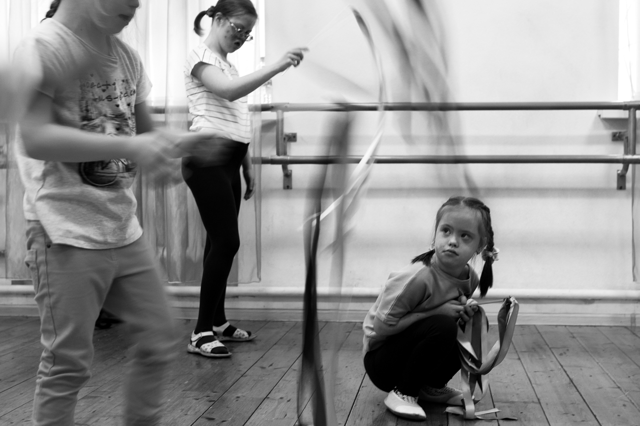 No estúdio, as crianças fazem exercícios físicos, e aprendem a se equilibrar em uma barra de ginástica e a desenvolver sua coordenação e funções motoras.