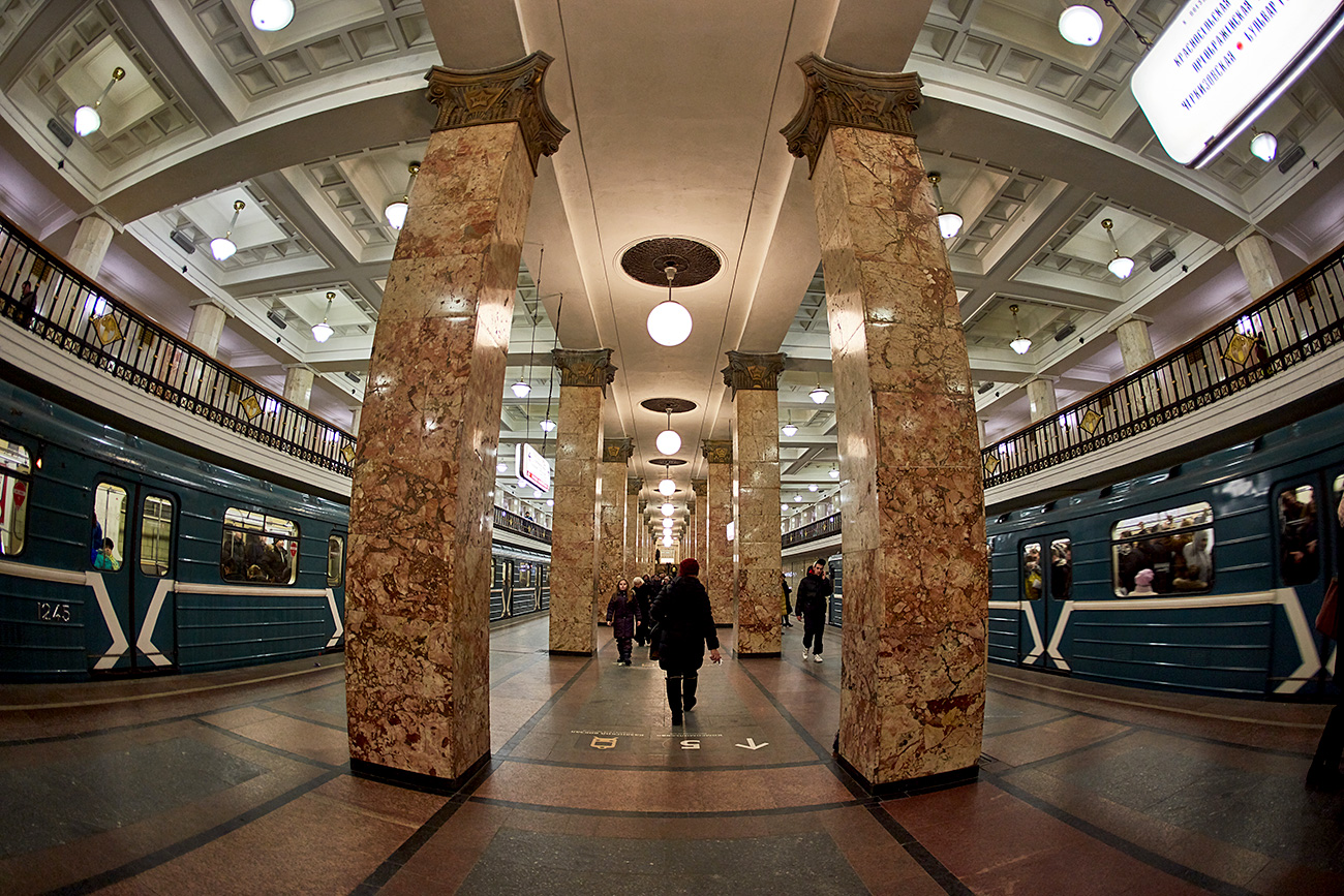 コムソモール（Komsomolskaya）駅