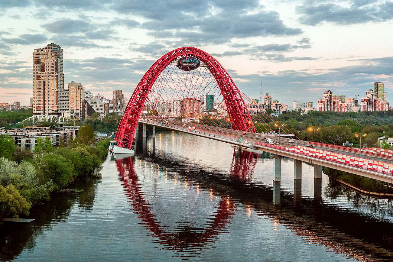 The Zhivopisny Bridge over the Moskva River. 